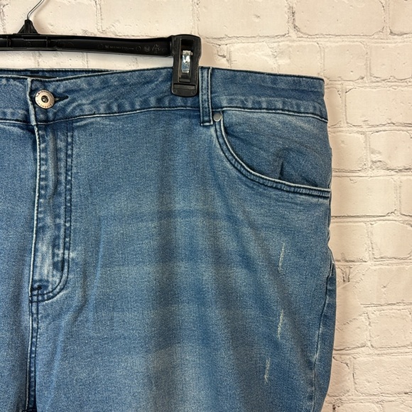 BloomChic Medium Wash Roll Hem Denim Capri Jeans Plus Size 26 (4X) & 16 (1X) - Picture 4 of 8